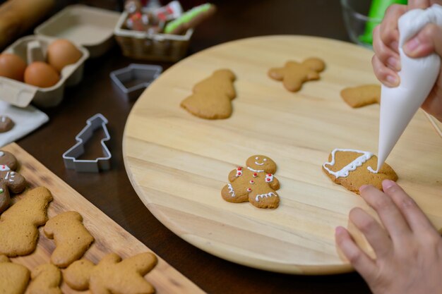 Biscotto di Natale fatto in casa per Natale e felice anno nuovo. Cucinare il pan di zenzero con un amico e la famiglia in vacanza invernale a casa.