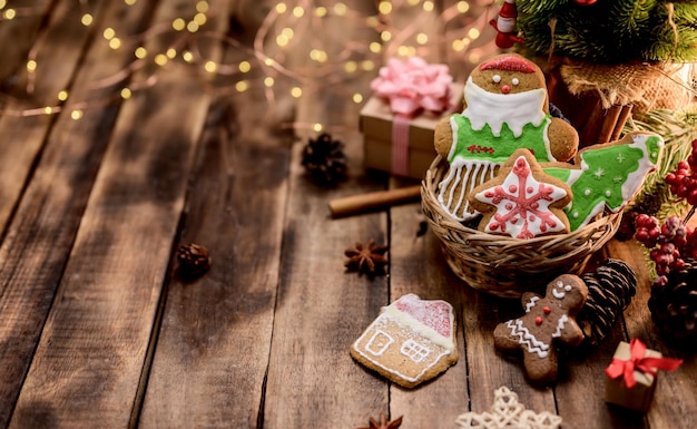 Biscotto di Natale fatto in casa per Natale e felice anno nuovo. Pan di zenzero su fondo di legno per le vacanze invernali.