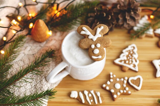 Biscotto di pan di zenzero di renne natalizie su caffè aromatico Buon Natale e buone feste