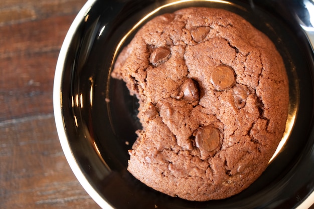 Biscotto di pepita di cioccolato su un piatto