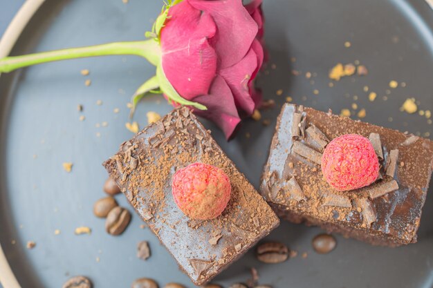 Biscotto di torta al cioccolato e tazza di caffè