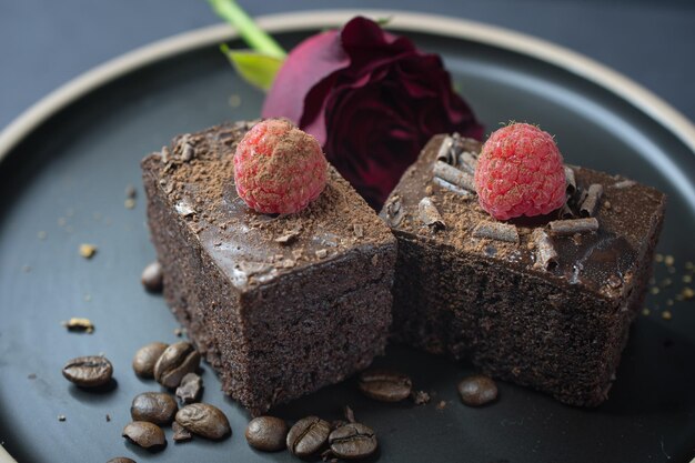 Biscotto di torta al cioccolato e tazza di caffè