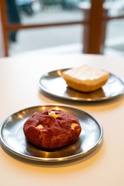 biscotto di velluto rosso con noce di macadamia sul piatto