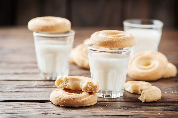 Biscotto e latte dolci sulla tavola d'annata