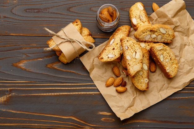 Biscotto italiano di cantuccini con il materiale da otturazione della mandorla sulla tavola di legno