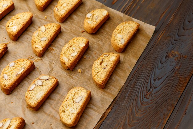 Biscotto italiano di cantuccini con il materiale da otturazione della mandorla sulla tavola di legno