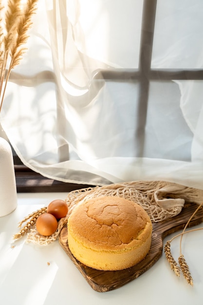 biscotto su una tavola di legno ingredienti preparazione della torta