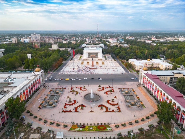 Bishkek Kirghizistan 15 luglio 2023 Veduta aerea della piazza centrale AlaToo della città di Bishkek con bandiera sventolante