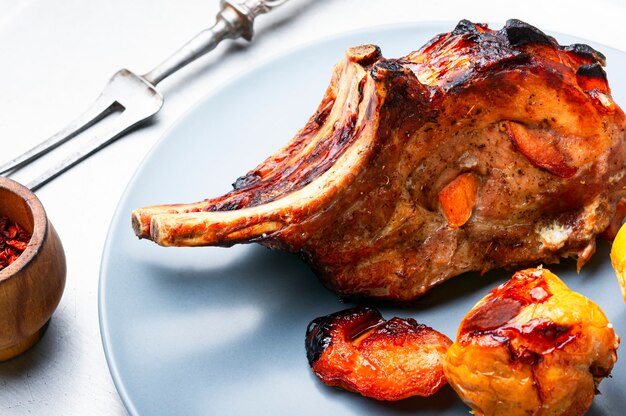 Bistecca al barbecue di carne alla griglia con mele cotogne. Carne fritta deliziosa