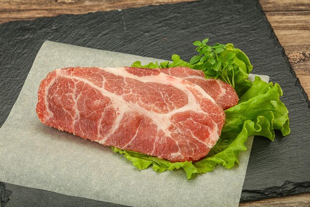 Bistecca al collo di carne di maiale cruda