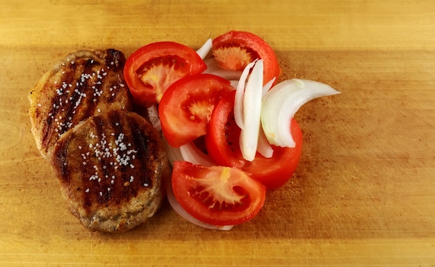 Bistecca alla brace con verdure. Cibo salutare. Cena con bistecca al barbecue