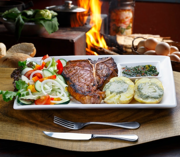 Bistecca alla fiorentina con insalata di patate e verdure