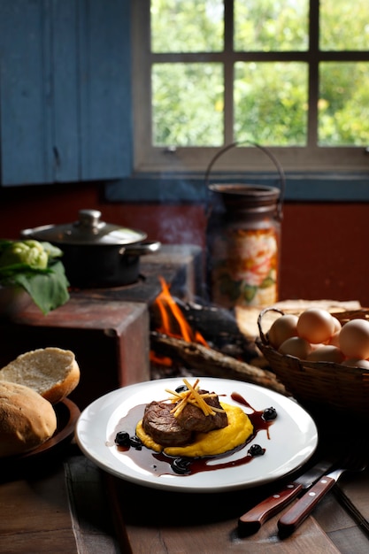 Bistecca alla fiorentina con insalata di patate e verdure