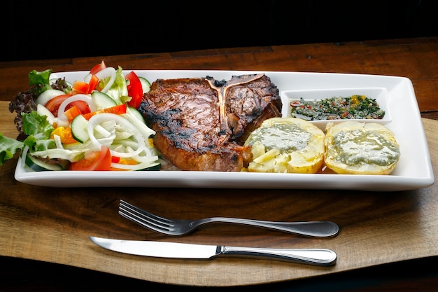 Bistecca alla fiorentina con insalata di patate e verdure