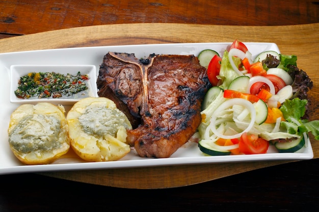 Bistecca alla fiorentina con insalata e patate