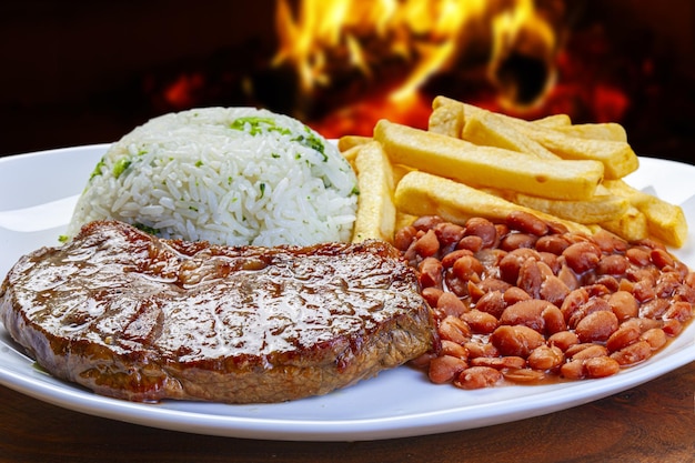 Bistecca alla griglia, carne, riso, fagioli e patatine fritte