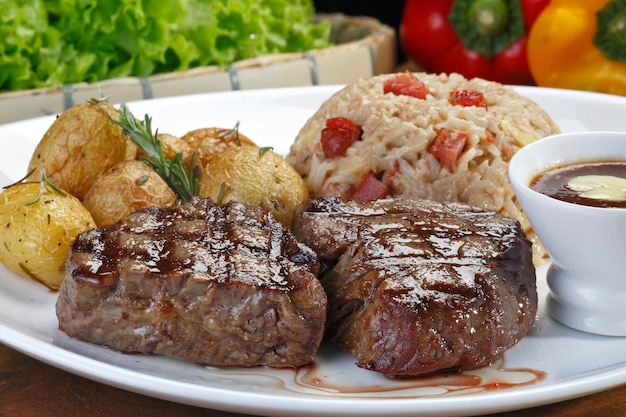 Bistecca alla griglia con riso di patate e verdure