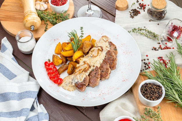 Bistecca alla griglia con spicchi di patate