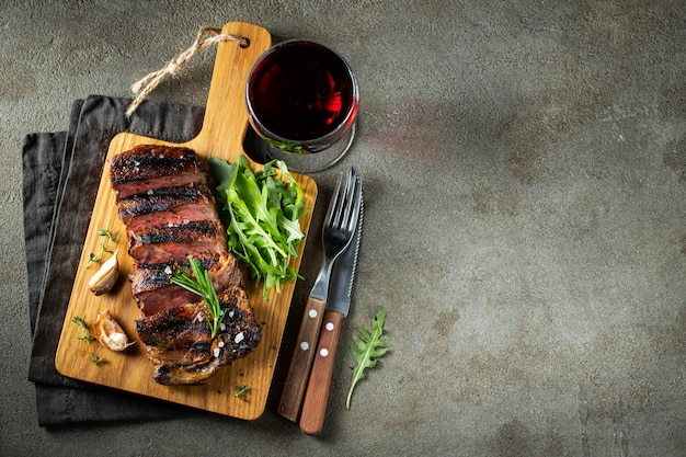 Bistecca alla griglia, grigliata con pepe e aglio.