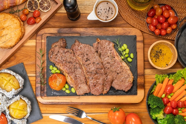 Bistecca alla griglia in marmo di Kamui Wagyu Beef Strip Lloyd con insalata di verdure fresche Patate al forno