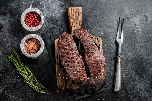 Bistecca alla griglia Machete alla griglia Sfondo nero Vista dall'alto