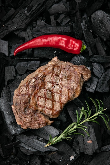 bistecca alla griglia su fondo di carbone nero