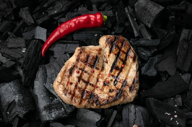 bistecca alla griglia su fondo di carbone nero