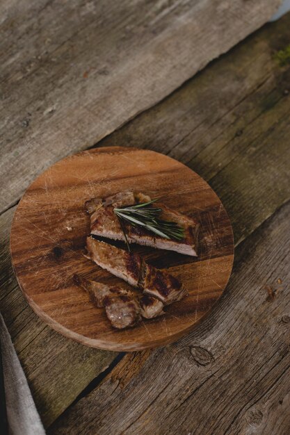 bistecca alla griglia su una tavola di legno