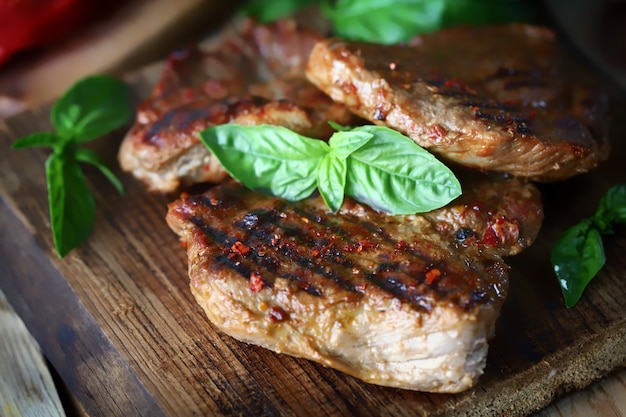 Bistecca alla griglia succosa appetitosa Primo piano