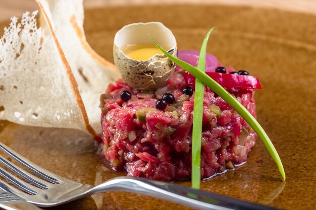 Bistecca alla tartara con pane tostato