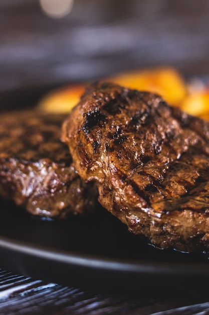 Bistecca appetitosa con il primo piano delle patate