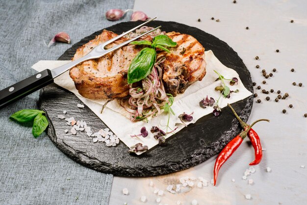 Bistecca arrosto saporita con le spezie sui precedenti di legno