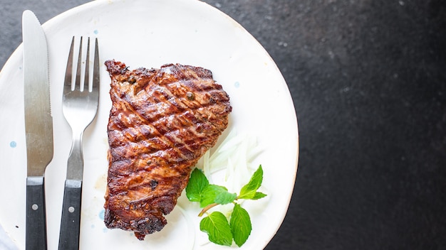 bistecca carne alla griglia manzo alla griglia barbecue sul tavolo pasto sano snack spazio copia sfondo alimentare