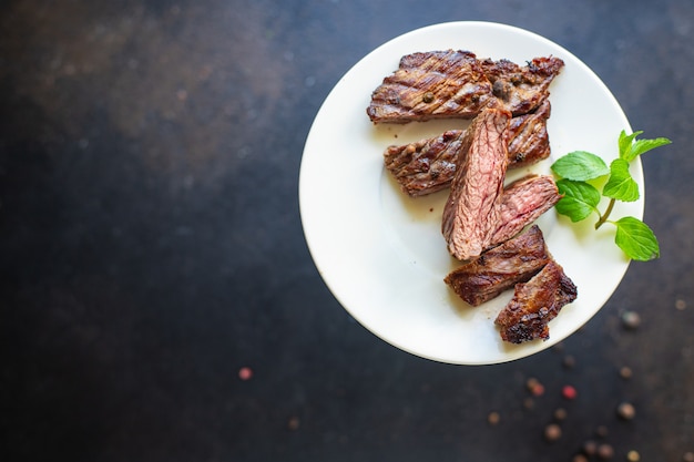 bistecca carne alla griglia manzo alla griglia barbecue sul tavolo pasto sano snack spazio copia sfondo alimentare