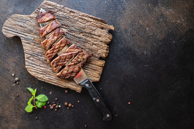 bistecca carne alla griglia manzo alla griglia barbecue sul tavolo pasto sano snack spazio copia sfondo alimentare