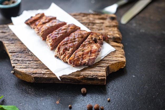 bistecca carne alla griglia manzo alla griglia barbecue sul tavolo pasto sano snack spazio copia sfondo alimentare