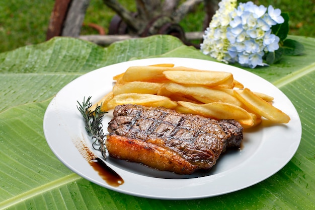 Bistecca con patatine fritte