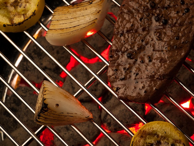 Bistecca con verdure cucinate alla griglia.