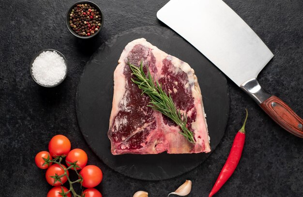 Bistecca cruda con spezie su uno sfondo di pietra bistecca essiccata con copia spazio per il testo