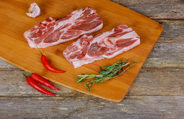 Bistecca cruda fresca con rosmarino e carta di peperoncino piccante