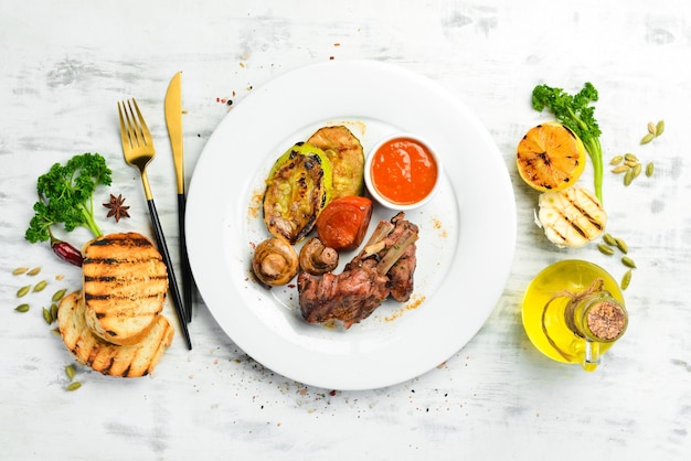 Bistecca di agnello con verdure su un piatto Vista dall'alto