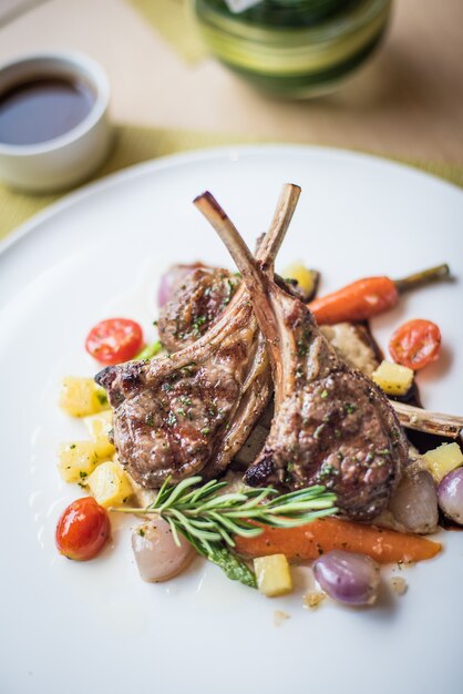 bistecca di agnello sul piatto