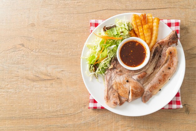 bistecca di braciola di maiale alla griglia con salsa piccante tailandese o salsa Jaew - stile fusion food