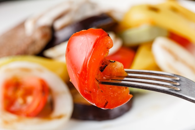 Bistecca di carne alla griglia con verdure in un piatto