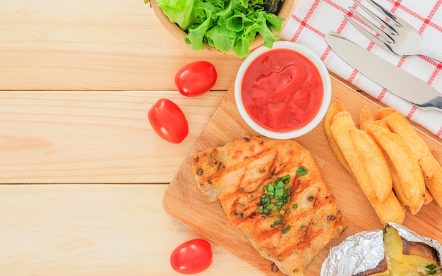 Bistecca di carne alla griglia su fondo in legno