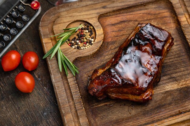 bistecca di carne alla griglia su una tavola di legno con spezie in un ristorante premium