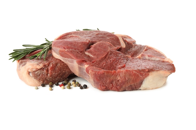 Bistecca di carne con erbe e spezie isolate sul tavolo bianco