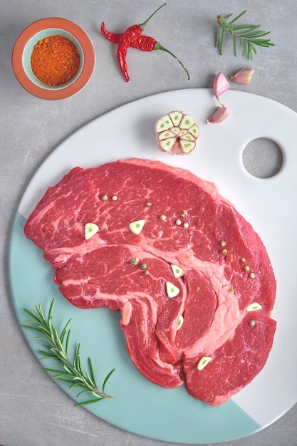 Bistecca di carne cruda con spezie ed erbe aromatiche