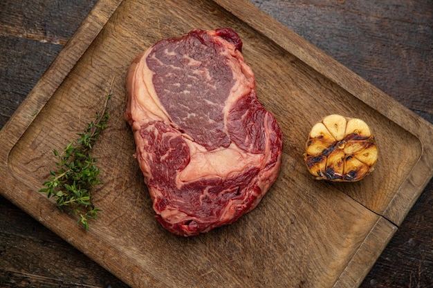 bistecca di carne cruda su una tavola di legno in un ristorante premium