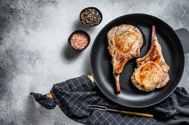 Bistecca di carne di braciola di maiale fritta tomahawk in padella